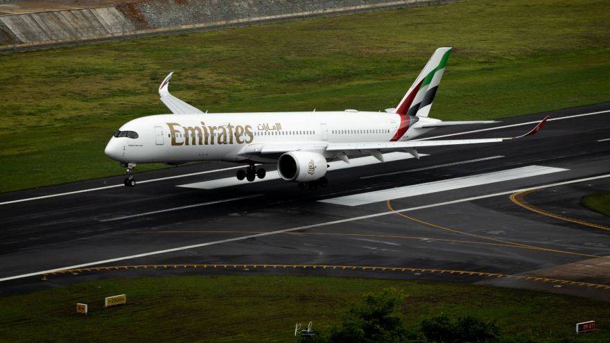 Dubai Phuket flight